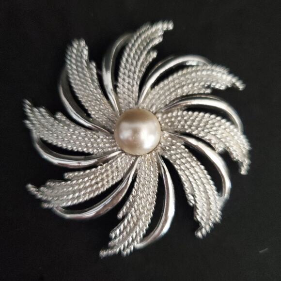 Vintage Sarah‎ Coventry Large Silvery Sunburst brooch - Picture 1 of 6